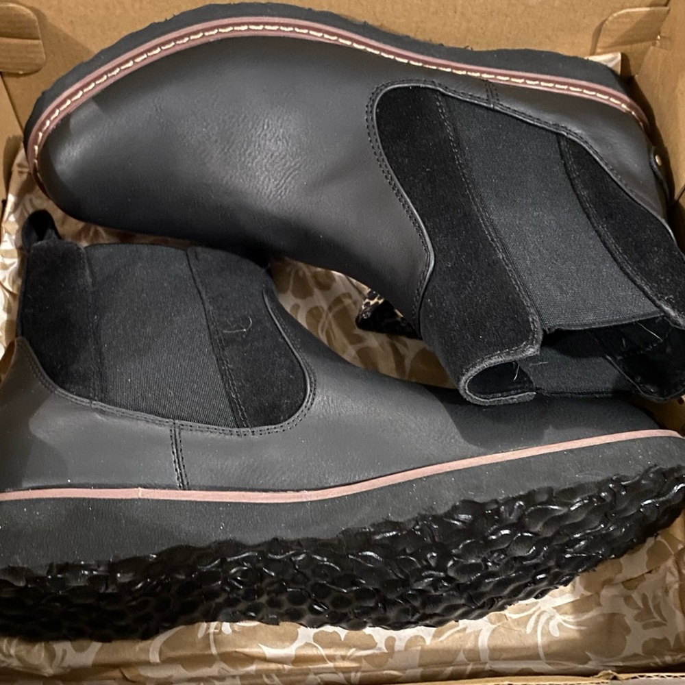 New in Box Size 9.5 Roxy Maddie Boot